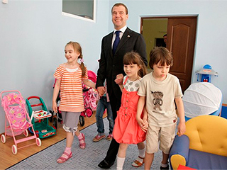 Медведев решил судьбу "продленок" Медведев решил судьбу "продленок"