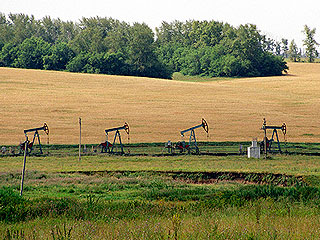 Цена нефти опустилась ниже $100 Цена нефти опустилась ниже $100