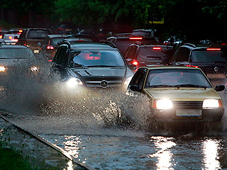 Движение в Ростове парализовал потоп Движение в Ростове парализовал потоп