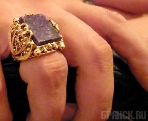 В Клинцах уголовник забрал у мужчины перстень и собаку