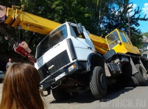 В Фокинском районе Брянска на дороге провалился кран Фото: vk.com