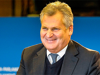 Экс-лидер Польши спел гимн СССР в Киеве Экс-лидер Польши спел гимн СССР в Киеве