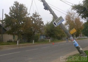 В Брянске на проезжую часть едва не рухнул столб vk.com