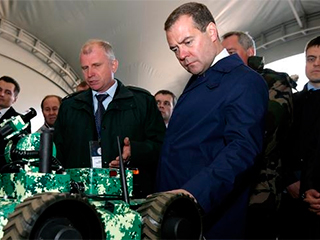 Медведев встретился с роботами Медведев встретился с роботами