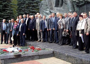 Брянцы возложили цветы к памятнику воинам-водителям