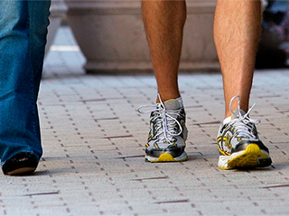 Японцы носят "шпионские" ботинки Японцы носят "шпионские" ботинки