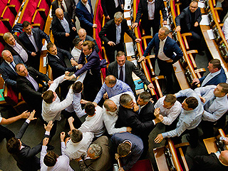 Киевские депутаты подрались из-за гимна Киевские депутаты подрались из-за гимна