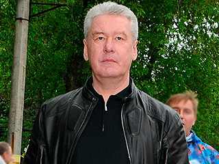 Mercedes протаранил кортеж Сергея Собянина Mercedes протаранил кортеж Сергея Собянина