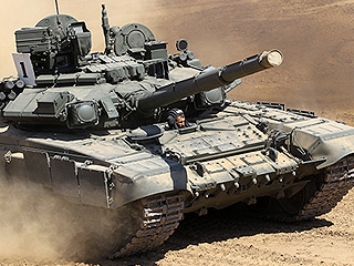 В Омске танк переехал Daewoo Matiz В Омске танк переехал Daewoo Matiz