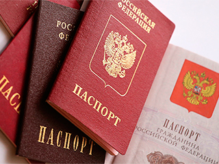 Жители Латвии массово становятся россиянами Жители Латвии массово становятся россиянами