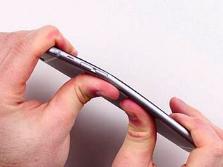 Покупатели согнули новые iPhone 6 (видео) Покупатели согнули новые iPhone 6 (видео)