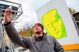 В центре Москвы собрали Путина из стикеров В центре Москвы собрали Путина из стикеров
