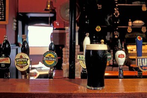 В Англии плохих детей прибьют к столам В Англии плохих детей прибьют к столам