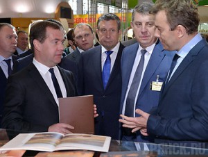 Медведев оценил брянскую экспозицию на выставке «Золотая осень»
