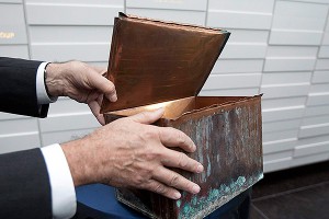 "Капсулу времени" 1914 года вскрыли в США "Капсулу времени" 1914 года вскрыли в США