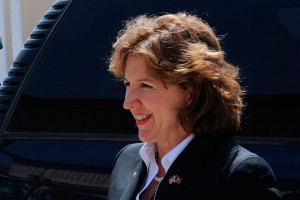 В США сенатор променяла брифинг на вечеринку В США сенатор променяла брифинг на вечеринку