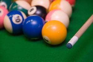 Пиво и бильярд молодят мужчин Пиво и бильярд молодят мужчин