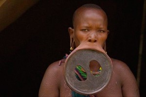 Девушка сделала себе рот больше головы Девушка сделала себе рот больше головы