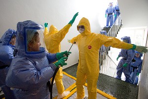 Эбола крайне заразна при попадании на кожу Эбола крайне заразна при попадании на кожу