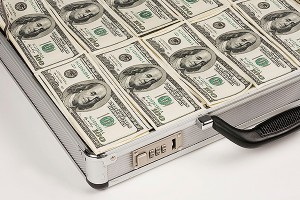 Проводник пытался провезти $80 тысяч Проводник пытался провезти $80 тысяч