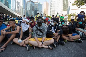 В Гонконге возобновились стычки с полицией В Гонконге возобновились стычки с полицией