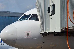 Женщина умерла на борту самолета Женщина умерла на борту самолета