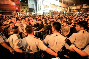 Протестующих закидали мертвыми насекомыми Протестующих закидали мертвыми насекомыми