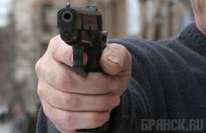 В Брянске мужчина отобрал у белоруса пистолет и деньги