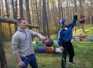 Брянские студенты тягали гири и пели песни у костра