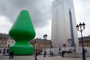 Париж возмущен елкой в виде секс-игрушки Париж возмущен елкой в виде секс-игрушки