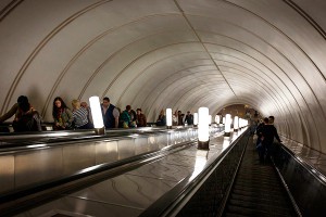 Туристы рухнули с эскалатора в Москве Туристы рухнули с эскалатора в Москве