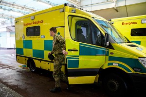 Спешащие врачи выбросили труп на помойку Спешащие врачи выбросили труп на помойку