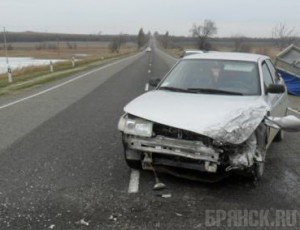 Пять человек пострадали при столкновении двух машин под Почепом
