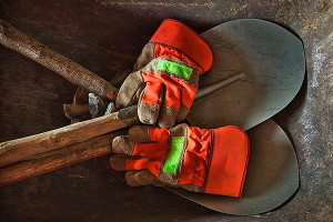 Мужчина надел каску лопатой и разбил голову Мужчина надел каску лопатой и разбил голову