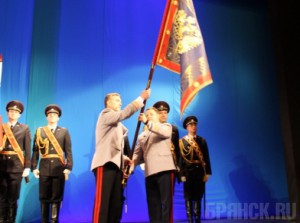 Брянским полицейским торжественно вручено Знамя
