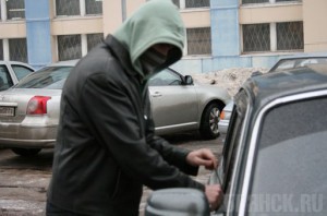 Грузин-уголовник украл деньги из салона автомобиля в Брянске