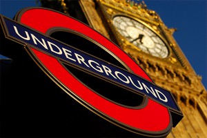 В Великобритании мужчин скинули на рельсы В Великобритании мужчин скинули на рельсы