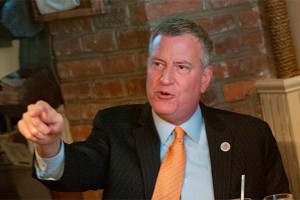 Сурдопереводчик произвел фурор жестами Сурдопереводчик произвел фурор жестами