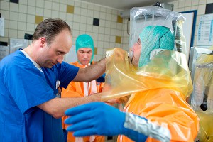 Шокирующие кадры больных Эболой Шокирующие кадры больных Эболой