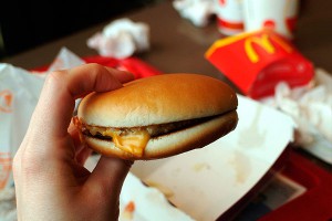 Россияне выступают против McDonald`s Россияне выступают против McDonald`s