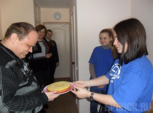 Брянцы подарили общение старикам и инвалидам