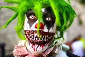 Вооруженные клоуны нападают на французов Вооруженные клоуны нападают на французов