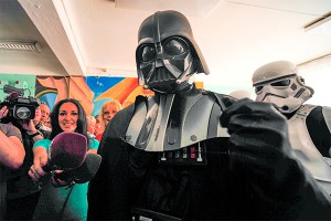 Дарт Вейдер разбил голову о щит (видео) Дарт Вейдер разбил голову о щит (видео)