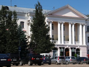 Владельцам гостиницы «Чернигов» помешали растущие рядом деревья