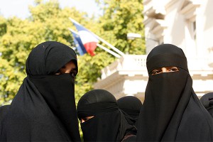 Малолетние француженки присоединяются к "ИГ" Малолетние француженки присоединяются к "ИГ"