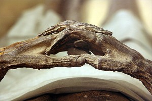 Челябинские сантехники нашли мумию Челябинские сантехники нашли мумию