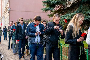 У посольства Украины возложили цветы У посольства Украины возложили цветы