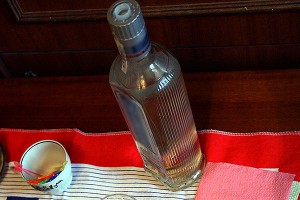 Женщину посадили в морозилку за кражу водки Женщину посадили в морозилку за кражу водки