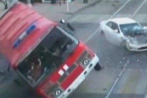 В Краснодаре перевернулась пожарная машина В Краснодаре перевернулась пожарная машина