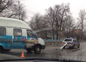 В Брянске маршрутка врезалась в полицейскую машину Фото: vk.com